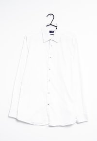 Camisa blanca de manga larga en una percha negra, con un collar puntiagudo, botones centrales y un dobladillo recto sin patrones ni acentos.