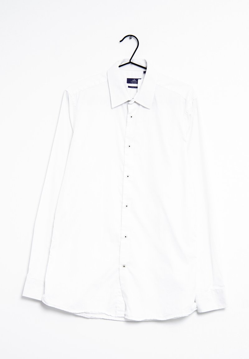 Camisa blanca de manga larga en una percha negra, con un collar puntiagudo, botones centrales y un dobladillo recto sin patrones ni acentos.