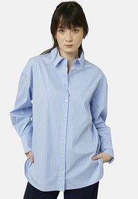 Chemise bleu clair à rayures, à boutons, avec une coupe décontractée, dotée d'un col classique et de manches longues, fabriquée dans un tissu doux et lisse.