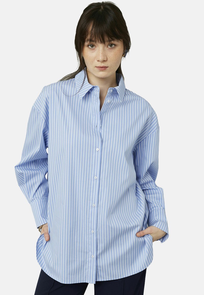 Chemise bleu clair à rayures, à boutons, avec une coupe décontractée, dotée d'un col classique et de manches longues, fabriquée dans un tissu doux et lisse.