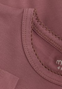 Weicher, mauve farbener Stoff mit ribbeld Textur. Verfügt über einen runden Ausschnitt mit dekorativen Nähten und einem kleinen Taschen-Detail auf der Vorderseite.