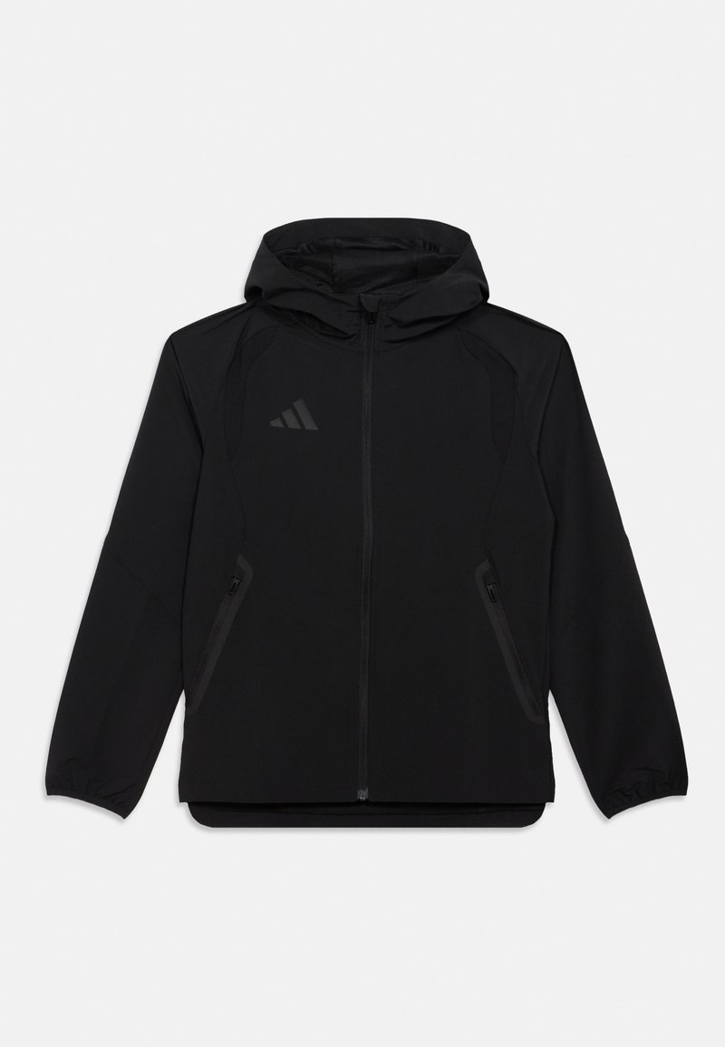 Μαύρο αθλητικό μπουφάν με φερμουάρ στο μπροστινό μέρος, κουκούλα και ελαστικούς καρπούς. Διαθέτει υφή υφάσματος, σφιχτή σχεδίαση και μια διακριτική λογότυπο στο στήθος.