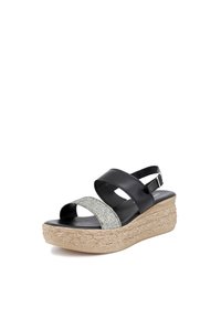 Sandali con zeppa nera caratterizzati da doppie cinghie, una con dettagli in argento, e una base intrecciata e texturizzata per un'altezza extra.
