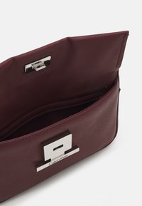 Calvin Klein LINEAR CAMERA BAG - Bandolera - oxblood