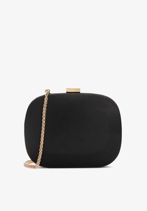 Borsetta nera con finitura liscia e opaca, forma rettangolare arrotondata, chiusura in metallo dorato e una tracolla decorativa in catena dorata.