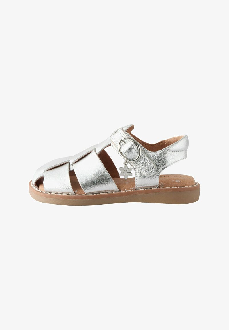 Sølvmetallic sandal med fire stropdesign, åben tå, ankelrem med dekorativ blomsterpendant og lys brun sål.