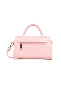 Borsa a tracolla in pelle rosa con forma strutturata, manico superiore, tracolla rimovibile, tasca frontale con zip e dettagli in hardware dorato.