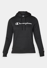 Svart hettegenser laget av mykt stoff, med en lomme foran, snøring og en fremtredende hvit "Champion"-logo på brystet.