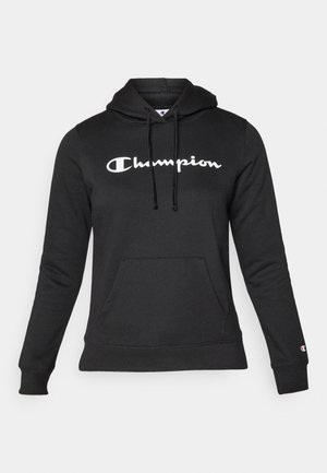 Sort hoodie lavet af blødt stof med en frontlomme, snore og et fremtrædende hvidt "Champion"-logo på brystet.