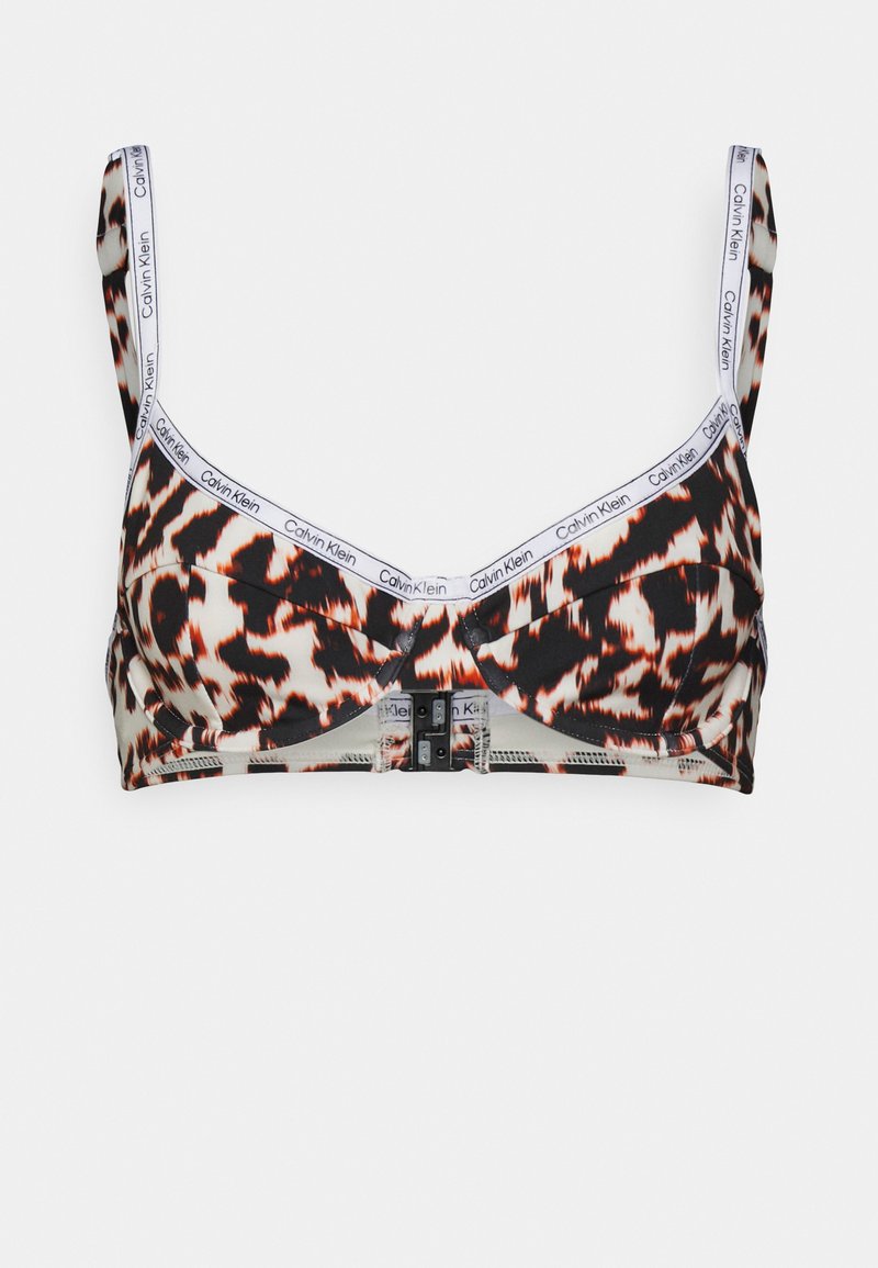 Bralette da Calvin Klein com padrão animal apresenta uma combinação de cores em preto, castanho e creme. Alças ajustáveis com detalhe do logo e fecho frontal.
