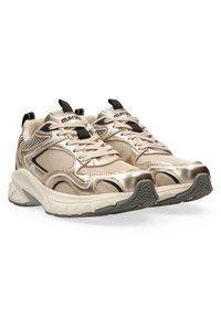 Metallic gouden athletische sneakers met een bovenwerk van mesh, zwarte accenten, textuurdetails en een stevige witte zool met een patroon in de loop.