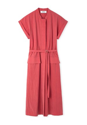 Korallenrotes, kurzärmeliges Midikleid mit Stehkragen, tailliertem Gürtel, vorderen Klappentaschen und verdeckter Knopfleiste vorne.