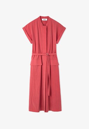 Vestido midi coral de manga corta con cuello alto, cintura con cinturón, bolsillos de solapa delanteros y tapeta de botones oculta en la parte delantera.