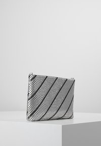 Stříbrná metalická kabelka na zavření s mřížkovým vzorem a diagonálními pruhy. Hladký povrch, elegantní obdélníkový tvar a minimalistický design.