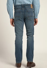 Džíny s polovičním pasem, světle modrým odstínem, klasickým designem s pěti kapsami, pevným denimu a detaily na zadním dílu.