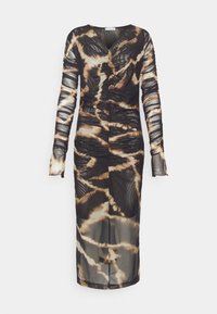 Robe noire et beige élégante avec de longues manches transparentes froncées, col en V et une silhouette ajustée, présentant un motif fluide et texturé.