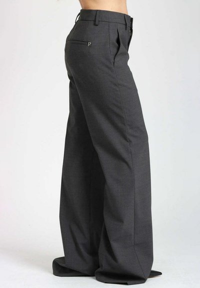 Pantaloni grigi a gamba larga con vestibilità sartoriale, caratterizzati da due pieghe frontali, una tasca con zip sul retro e un tessuto liscio e strutturato.