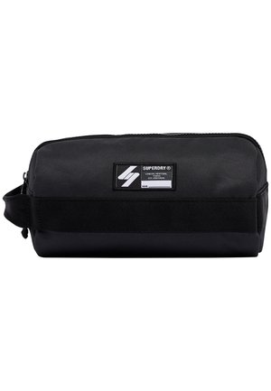 Trousse de toilette rectangulaire noire Superdry avec fermeture éclair, poignée sur un côté et écusson logo sur le panneau avant.