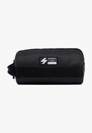 Czarny prostokątny kosmetyczka Superdry z zamkiem błyskawicznym, uchwytem po jednej stronie i naszywką z logo na przednim panelu.