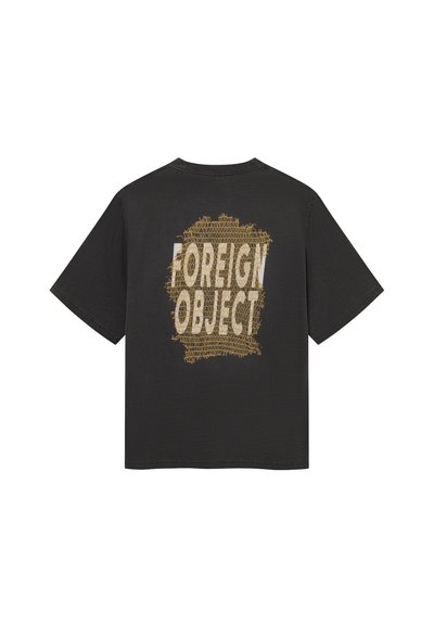 Svart bomulls-T-skjorte med korte ermer og løs passform. Har en slitt gullfarget "FOREIGN OBJECT"-grafikk på baksiden.