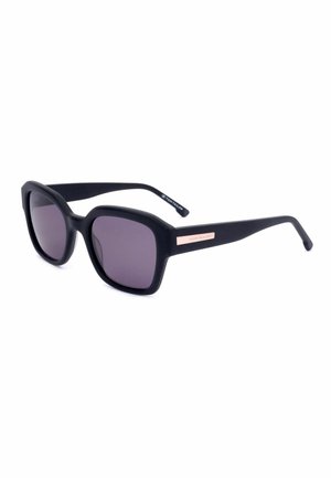 Occhiali da sole con montatura quadrata nera, lenti scure e aste sottili con una piccola targhetta con il logo Tom Tailor in oro rosa sul lato.