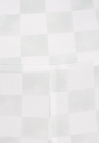 Witte stof met een lichtgrijs geruit patroon, met een gladde textuur en subtiele glans; bevat een platte naadafwerking.