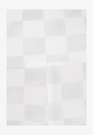 Tela blanca con un patrón de cuadros en gris claro, de textura suave y un sutil brillo; incluye un detalle de costura plana.