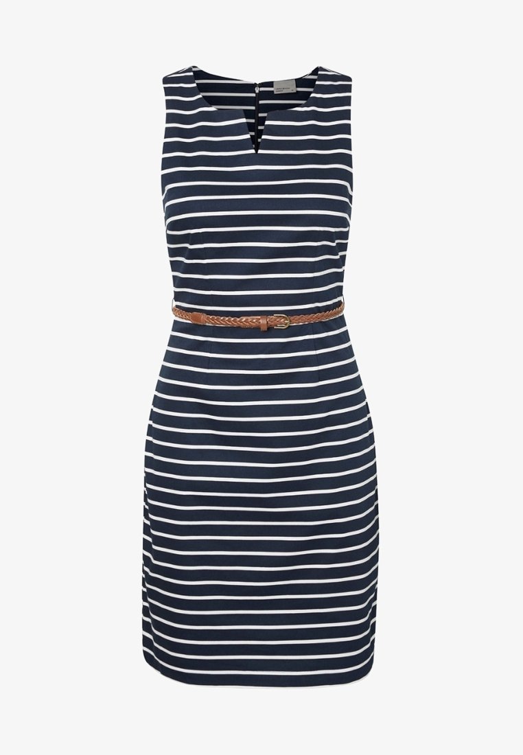 Robe sans manches bleu marine avec des rayures verticales blanches, un col en V et une ceinture tressée marron à la taille. Texture de tissu lisse.