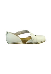 Chaussure en cuir blanc avec un design à lanières croisées, bout rond et semelle intérieure texturée ressemblant à du liège. Présente une semelle cousue pour plus de durabilité.