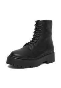 Czarne skórzane botki sięgające kostki z sznurówkami, okrągłym czubkiem, grubą podeszwą oraz teksturowaną cholewką. Zamek błyskawiczny z boku ułatwiający zakładanie.