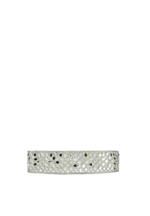 Bracelet en argent avec un motif en treillis ouvert comprenant des motifs floraux et géométriques, réfléchissant la lumière sur un fond blanc.