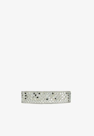 Bracelet en argent avec un motif en treillis ouvert comprenant des motifs floraux et géométriques, réfléchissant la lumière sur un fond blanc.