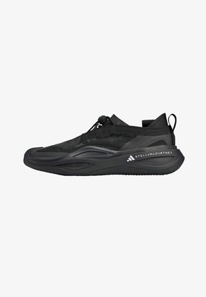 Zapatillas deportivas negras con parte superior de malla, diseño elegante, punta redonda, suela de plástico y toggles de cordones ajustables para un ajuste seguro.