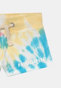 Calções de banho multicoloridos com um padrão de tie-dye em amarelo, azul e branco. Apresenta cordão de ajuste, ilhós de metal e impressão do logótipo.