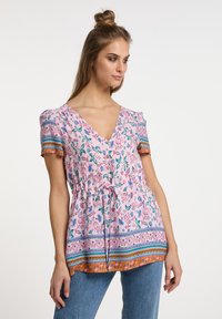 Bluse med blomsterprint i pink med V-hals, korte puffærmer, elastisk talje og flerfarvede vandrette striber i kanten.