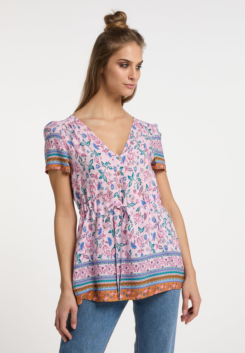 Bluse med blomsterprint i pink med V-hals, korte puffærmer, elastisk talje og flerfarvede vandrette striber i kanten.