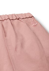 Różowe bawełniane szorty z elastycznym paskiem w talii oraz małym haftowanym motywem króliczka z przodu. Miękka tekstura i luźny krój.