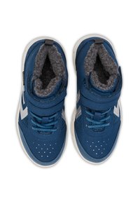 Niebieskie wysokie trampki z teksturowanym szarym wykończeniem, białymi akcentami, regulowanym paskiem oraz perforowanymi detalami w okolicy palców.