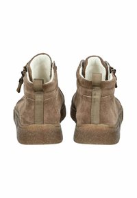 Bottines en suède marron avec doublure en fourrure blanche, fermeture éclair à l'arrière et semelles en caoutchouc texturé. Dotées d'une languette en tissu pour un enfilage facile.