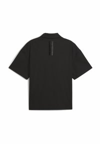 Sort t-shirt med korte ærmer, der har en diskret, lodret sort label på ryggen, sat mod en helt hvid baggrund.
