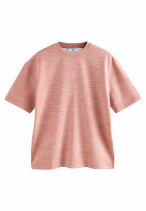 T-shirt a maniche corte in morbido tessuto corallo con un leggero motivo a strisce orizzontali e scollo rotondo. Vestibilità regolare, tessuto liscio.