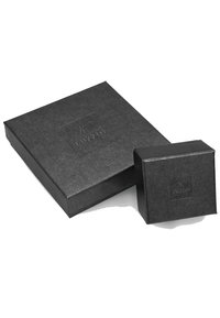 Schwarze Verpackungsboxen, eine große und rechteckige, eine kleinere und quadratische. Beide haben eine strukturierte Oberfläche und ein geprägtes "KUZZOI"-Logo.