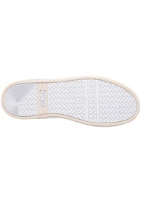 Weiße Gummisohle mit strukturiertem Fischgrätmuster, Featuring ein kreisförmiges Design im Vorderfußbereich und Branding in der Nähe der Ferse.