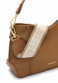 Pruun nahast käekott tekstuurse viimistlusega, kreemika mustriga rihma, kuldse riistvaraga ja struktureeritud kujuga.