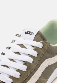 Vans CRUZE TOO UNISEX - Sneakers basse - olive/true white