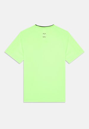 Neongrön t-shirt med kortärmad och rund hals. Slät textur, med en liten logotypdetalj på ryggen nära nacken.