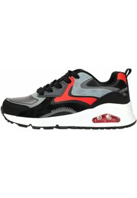 Graue, schwarze und rote Sneakers mit einem glatten Lederoberteil, Mesh- Akzenten, einer gepolsterten weißen Sohle und einem sichtbaren Luftpolster in der Ferse.