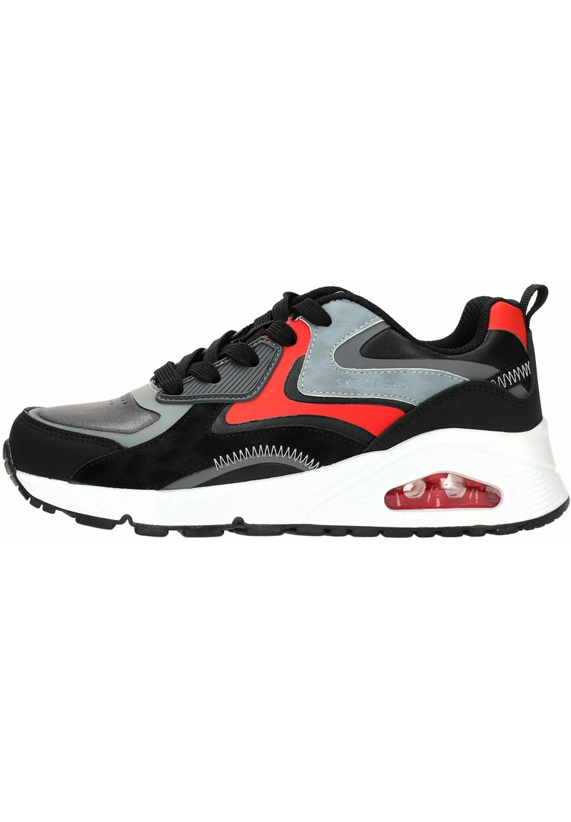 Graue, schwarze und rote Sneakers mit einem glatten Lederoberteil, Mesh- Akzenten, einer gepolsterten weißen Sohle und einem sichtbaren Luftpolster in der Ferse.
