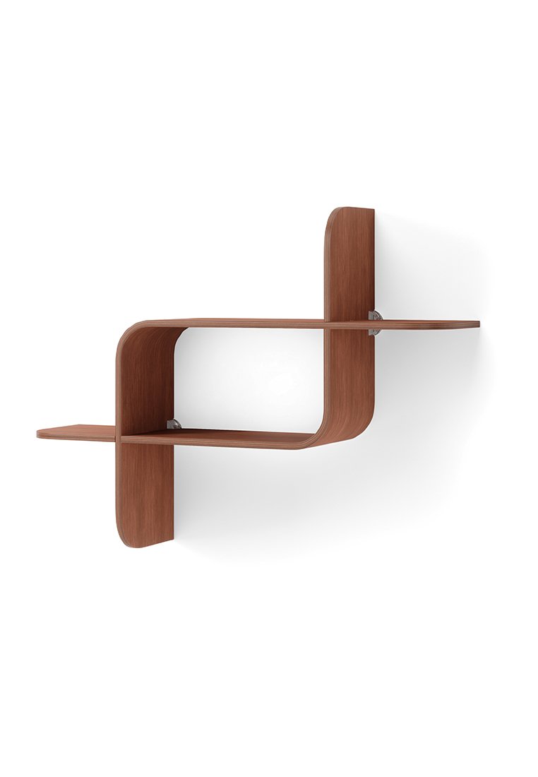 Braunes, gebogenes Holzregal mit zwei horizontalen Flächen und einem einzigartigen, fließenden Design. Mit Metallbeschlägen zur Stabilität befestigt.