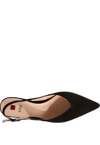 Chaussure slingback en suédine noire avec un bout pointu et des côtés découpés. Présente une lanière délicate autour de la cheville et une semelle intérieure beige avec un logo.